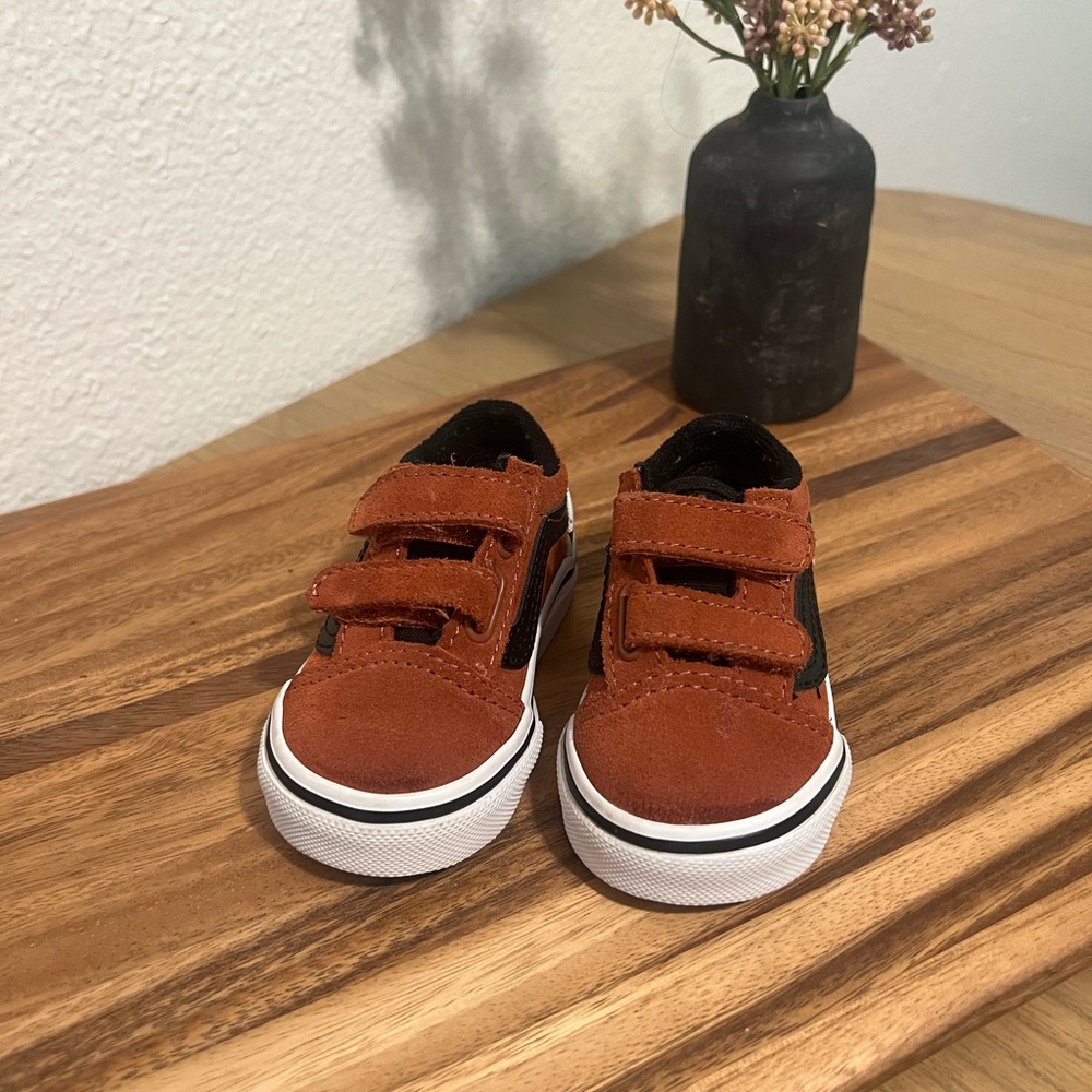 Toddler Vans Old Skool V size 2.5 🤎🖤